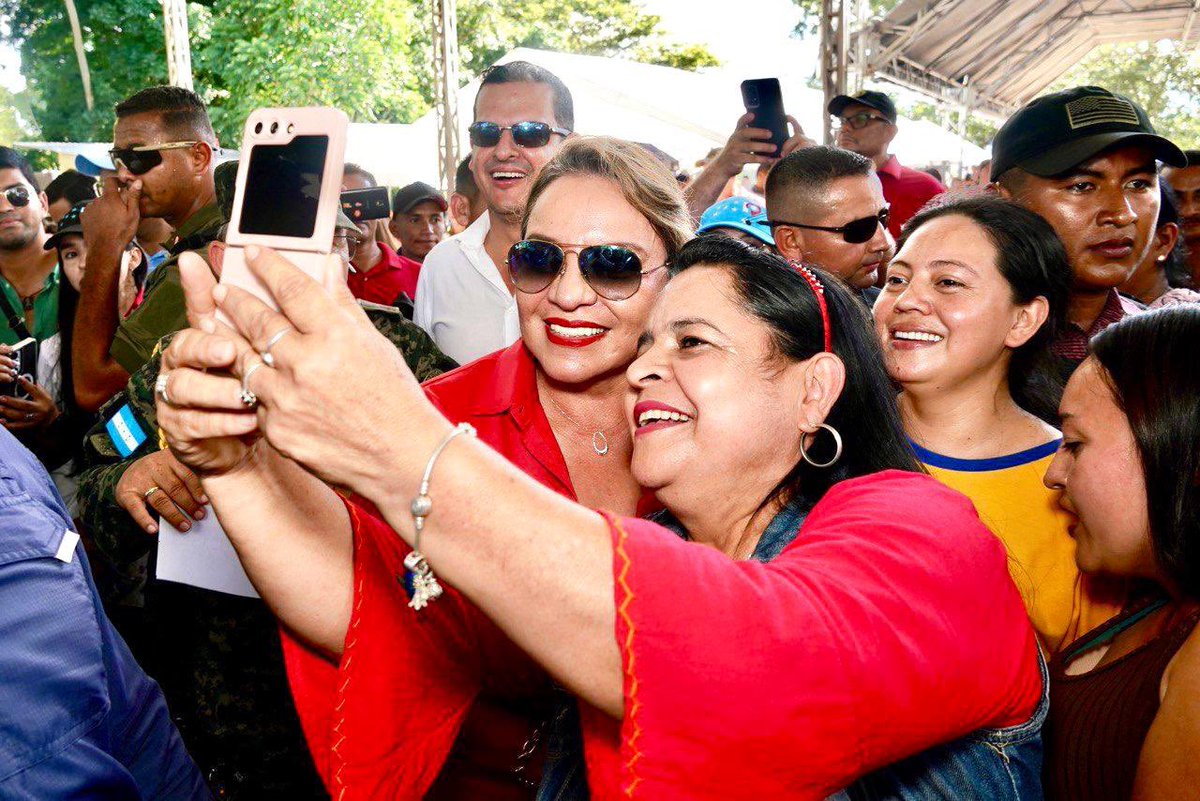GobXiomaraHN's tweet photo. “Yo no estoy aquí ofreciéndoles un futuro, yo estoy aquí demostrando que, en tres años y medio, hemos sido capaces de comenzar a reconstruir este país y a refundar Honduras”. 

- Xiomara Castro, Presidenta Constitucional de la República.