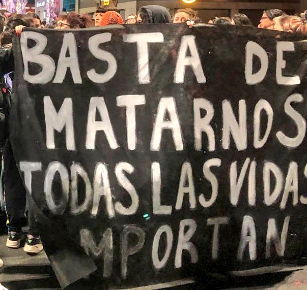 Nos juntó la bronca 
de que nos maten
de que nos maltraten
de que hablen por nosotras
de que quieran culparnos
de que intenten silenciarnos
Y fuimos miles en #PlazaFlores 

No nos pasamos tres pueblos, nos mataron tres pibas. Fue femicidio. Justicia por Brenda, Morena y Lara.