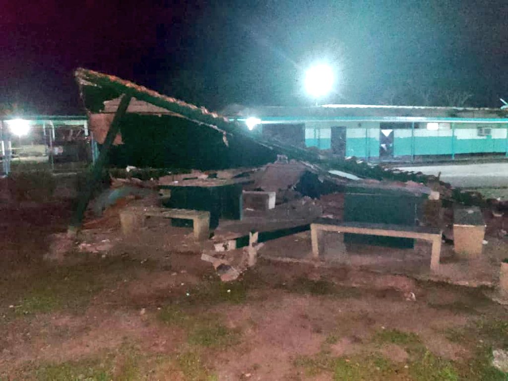 Ciudad_Ojeda's tweet image. #24Sep 8pm Instituto San José de Lagunillas se vio afecto por el sismo, causando daños en  un bohio. #Temblor #Sismo