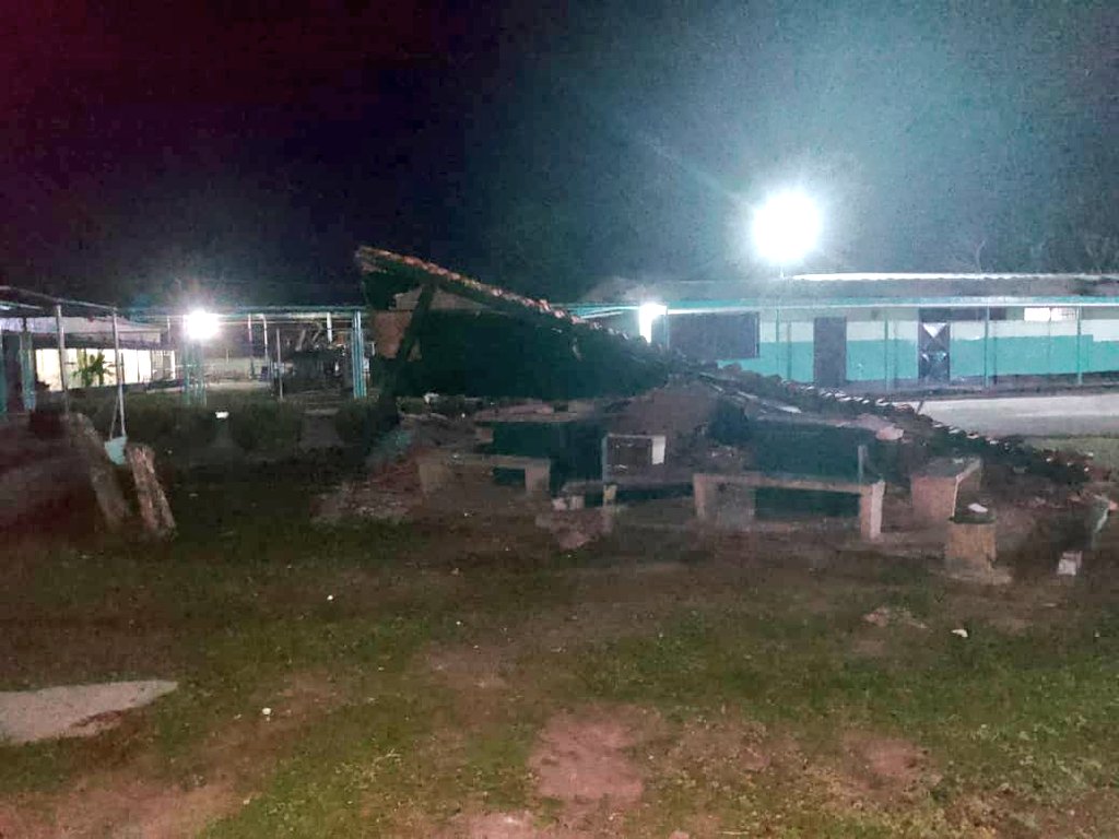Ciudad_Ojeda's tweet image. #24Sep 8pm Instituto San José de Lagunillas se vio afecto por el sismo, causando daños en  un bohio. #Temblor #Sismo
