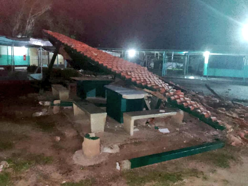 Ciudad_Ojeda's tweet image. #24Sep 8pm Instituto San José de Lagunillas se vio afecto por el sismo, causando daños en  un bohio. #Temblor #Sismo