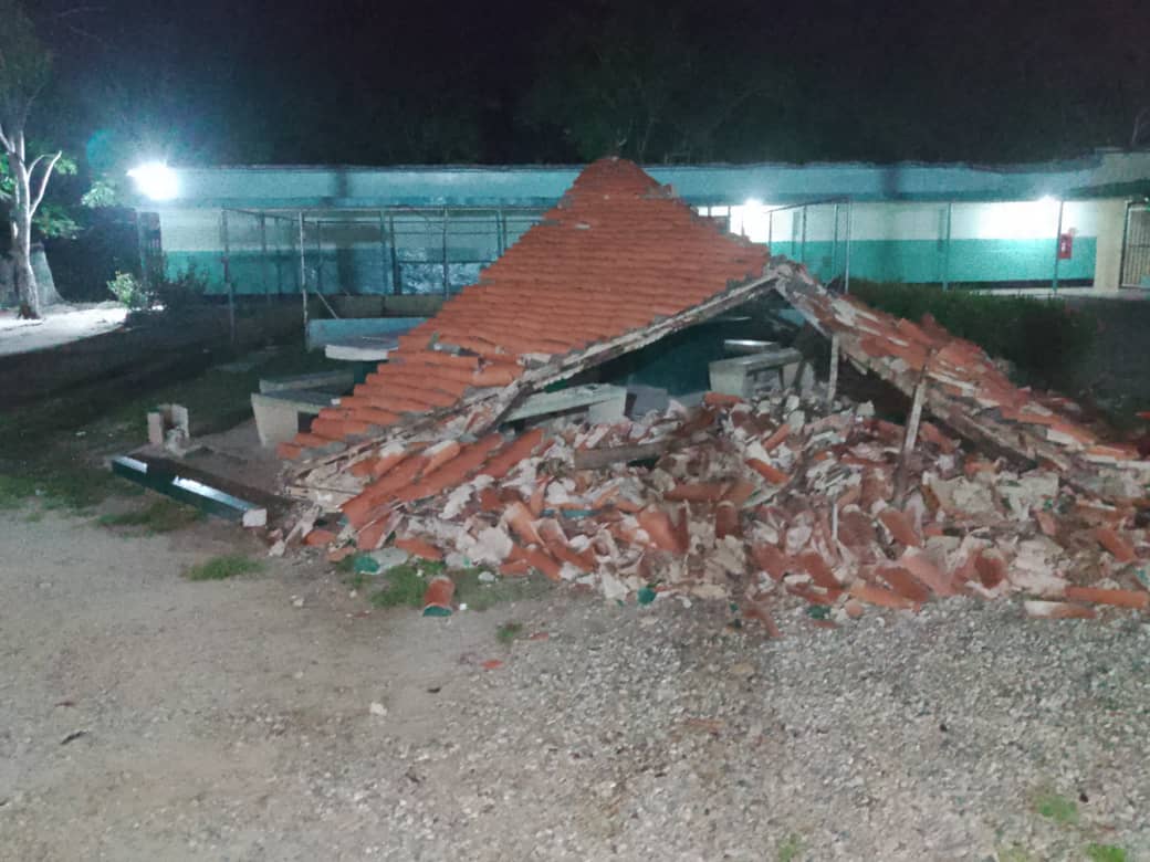 Ciudad_Ojeda's tweet image. #24Sep 8pm Instituto San José de Lagunillas se vio afecto por el sismo, causando daños en  un bohio. #Temblor #Sismo