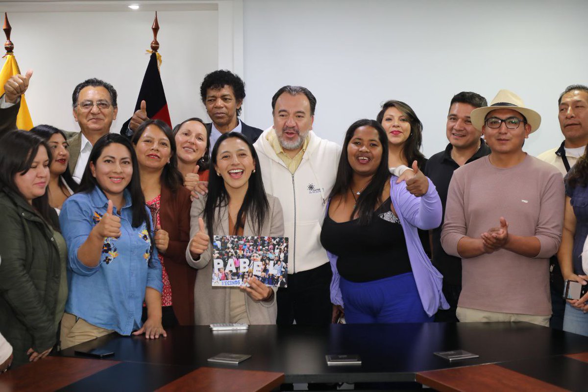 onlypanasec's tweet photo. #AlertaPanas
“Con el desarrollo de la ciudad no se debe jugar”, expresó el alcalde de Quito.

Este miércoles, el colectivo La Fuerza de los Quiteños sostuvo un encuentro con el alcalde @pabelml en el Palacio Municipal. La agrupación, conformada por ciudadanos que promueven la defensa de la democracia y la estabilidad institucional, manifestó su apoyo a las políticas implementadas por la actual administración.

Durante la reunión, los voceros del colectivo destacaron avances en áreas como recuperación del espacio público, movilidad urbana y programas sociales, señalando que estos esfuerzos justifican su rechazo al proceso de revocatoria que enfrenta el alcalde.

Muñoz, por su parte, agradeció la visita y reafirmó su compromiso con una gestión participativa y transparente.