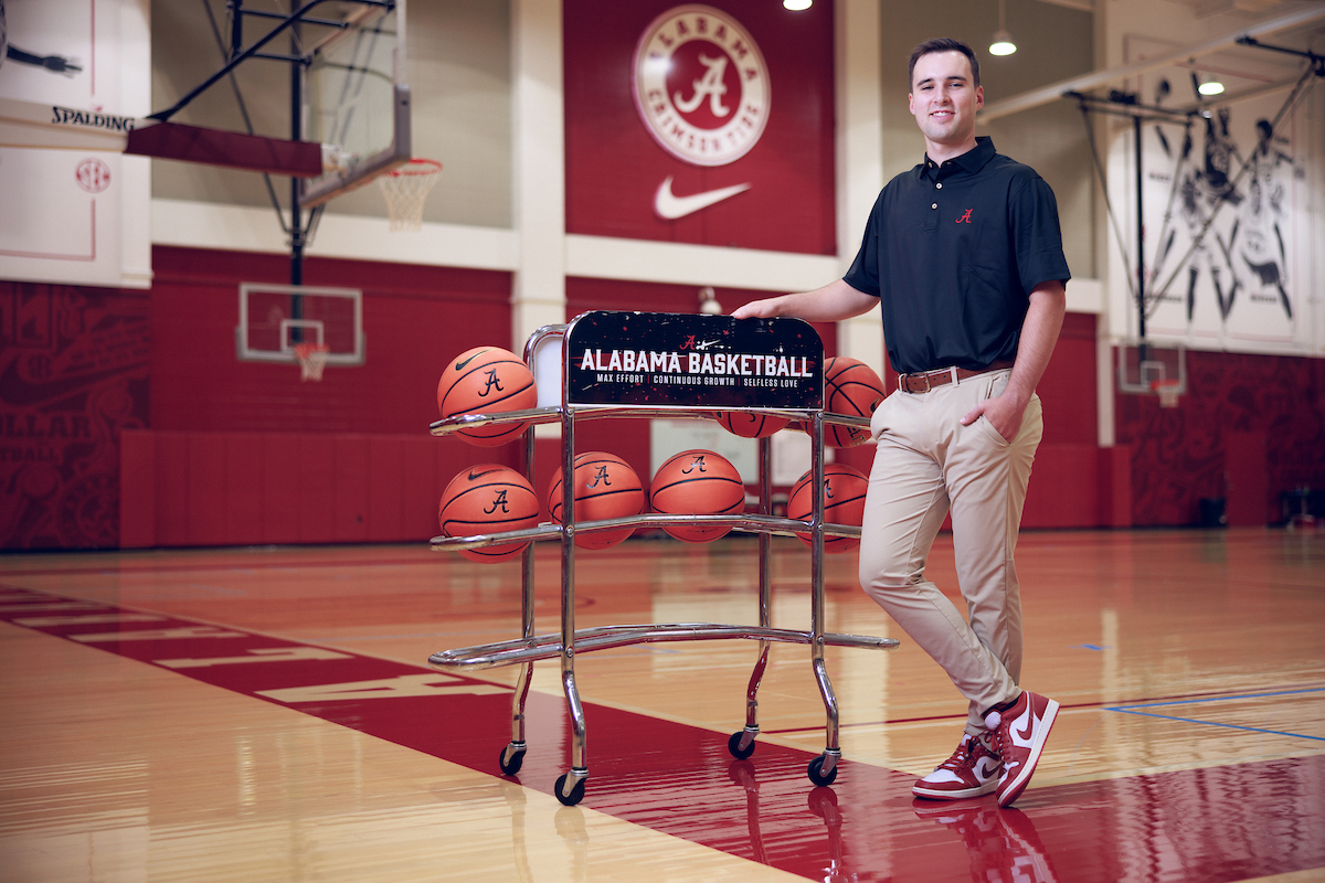 UofAlabama's tweet photo. Meet Riley Arnold → Tuscaloosa-native &amp; current student manager for @alabamambb. Through the @ua_athletics Bamalytics program, Riley has had the opportunity to learn the science of sport performance metrics &amp; analysis. Read more: https://t.co/JwvrCZNMnq
#WhereLegendsAreMade https://t.co/g0N9S0wly4