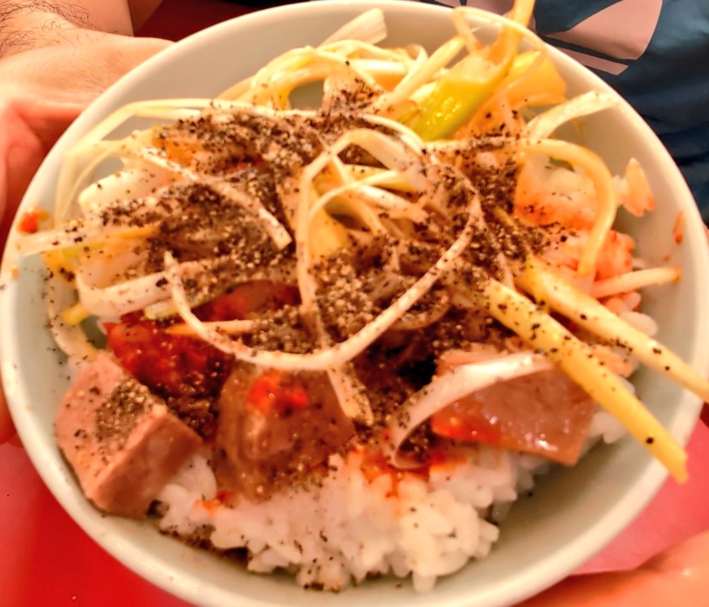 2025/山うま152杯目
醤油ネギラーメン
海苔5枚　半ライス♪

胡麻油の香りに誘われて🤤

醤油ネギ( ﾟДﾟ)ｳﾏｰ

#山岡家 神栖店
#ガリバタ醤油食べたい
#醤油ネギラーメン
#醤油ラーメン