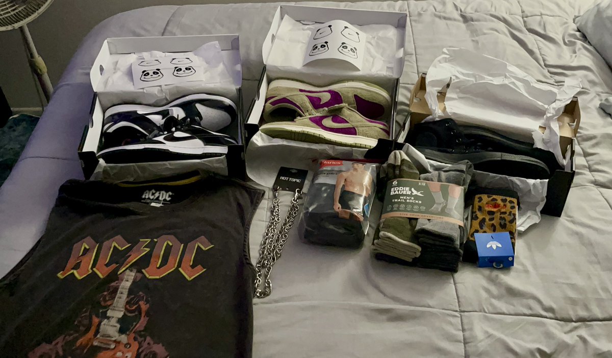 Itsphebeats's tweet image. 🚨Shopping up date🚨 (1/3)
Ended up getting 2 pairs of the #panda #nike #sbdunks (I was only planning on getting the purple ones). Sam’s Club got me again! 🤬😤 #retailtherapy
@Nike @SamsClub #sneakerhead #foodie #health #healthy
