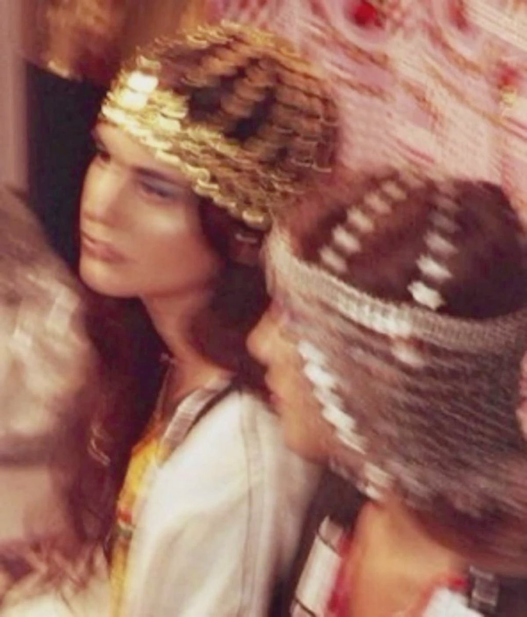 والسبب .. السبب شفت عصريّه
اخت المها تلفت الجيد « سعودية » 🤍