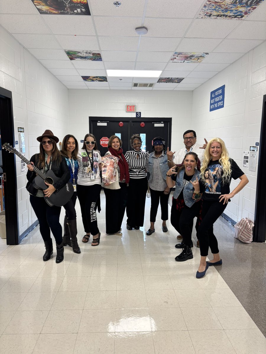 CHSWLanguage's tweet image. HOCO week @The_CHSKnights ! musical day 🎶🎤🎵🎸