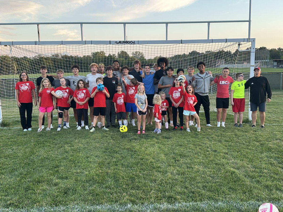 LSNBroncoSoccer's tweet image. Boys Varsity trained with the Superstars tonight. Was a great session of working with youth soccer players and giving back to the game. Great job Boys! #ETP