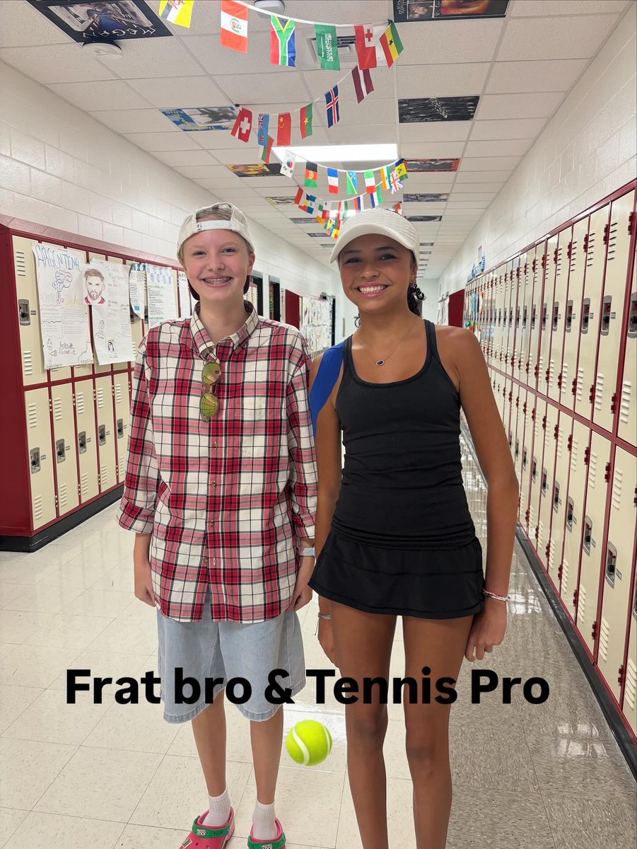 CHSWLanguage's tweet image. Students are showing their spirit during HOCO week! @The_CHSKnights