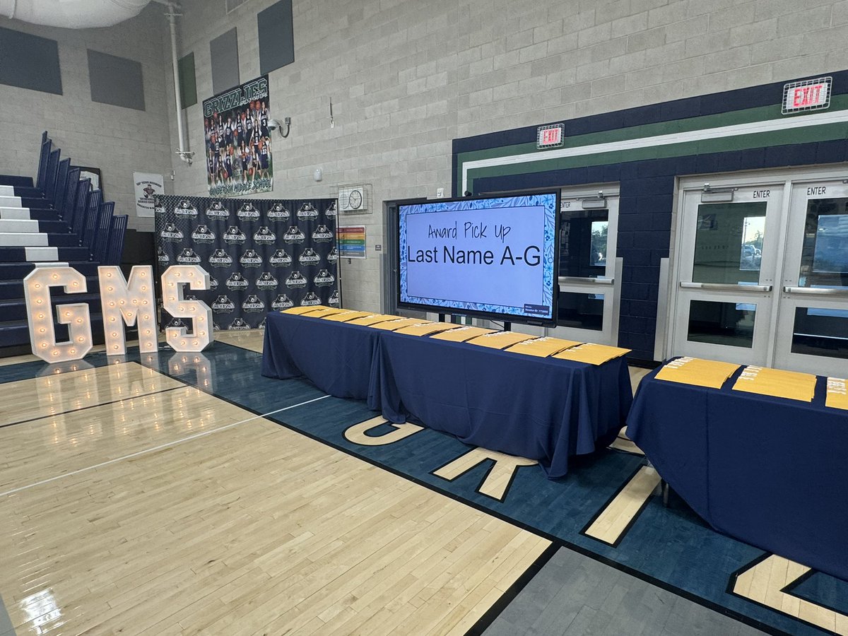 lindemuthccsd's tweet image. Over the past three days, we have celebrated our students earning Level 4-Advanced rating on the ELA or Math SBAC assessment. 
We had over 700 students and over 1,000 4’s between our incoming 6th and outgoing 8th graders! Nice work #GMS Grizzlies. 👏👊❤️