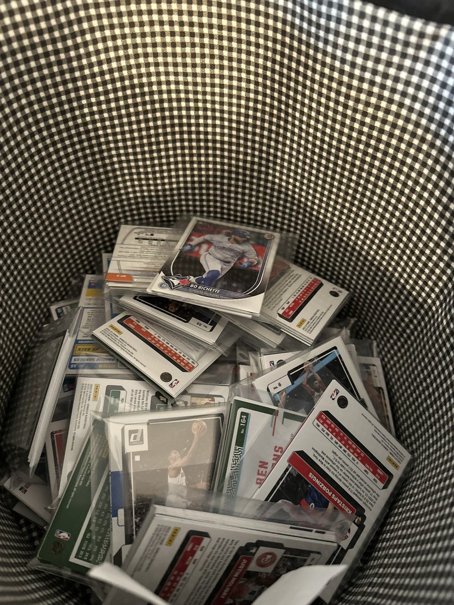 Started making trick or treat card packs for the kiddos this Halloween, lucky kids!! Anyone else do this with their base cards?
