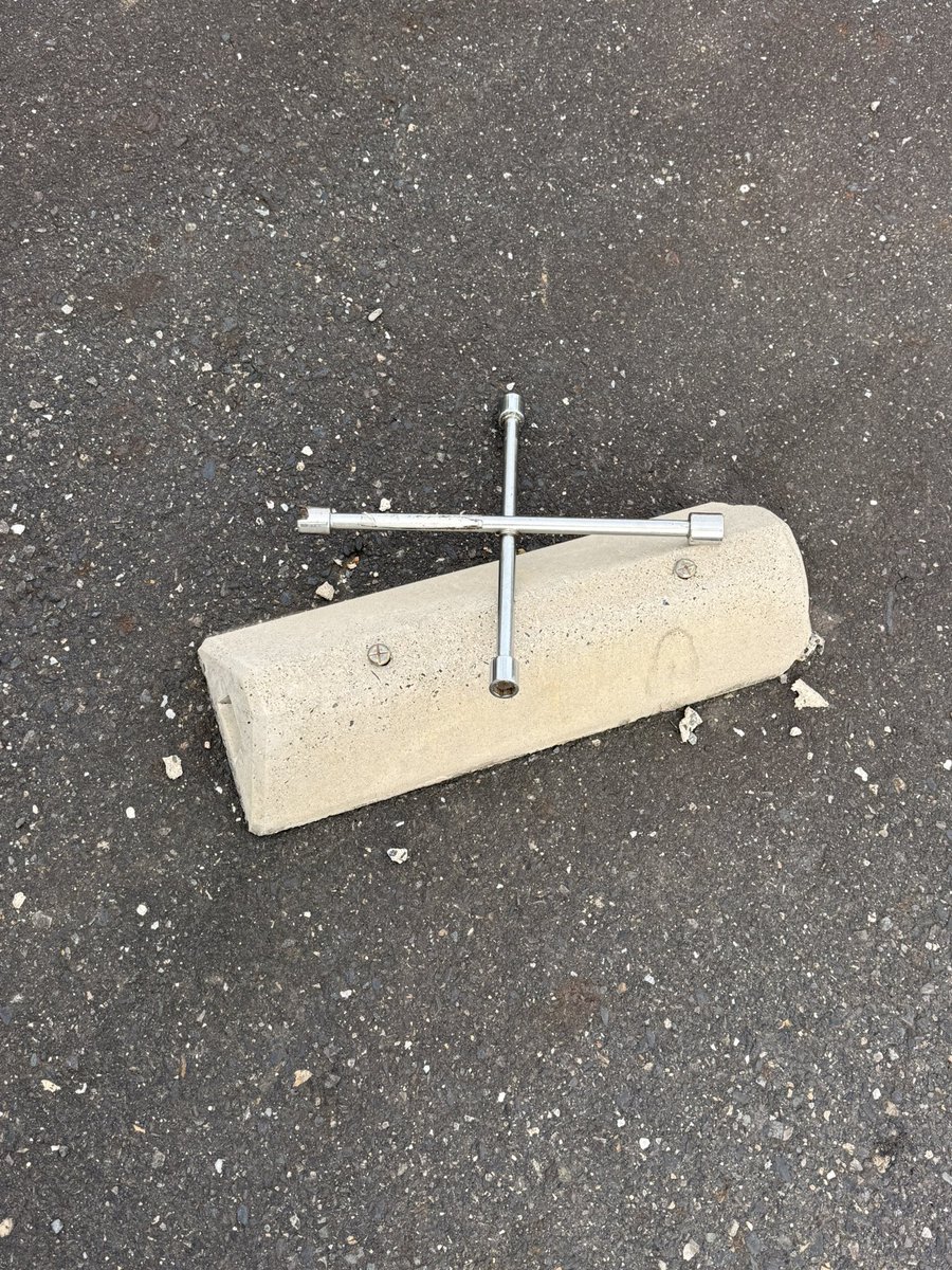 朝コンビニ寄ったらクロスレンチ落ちててんけど誰かタイヤ交換でもしたんか？？？