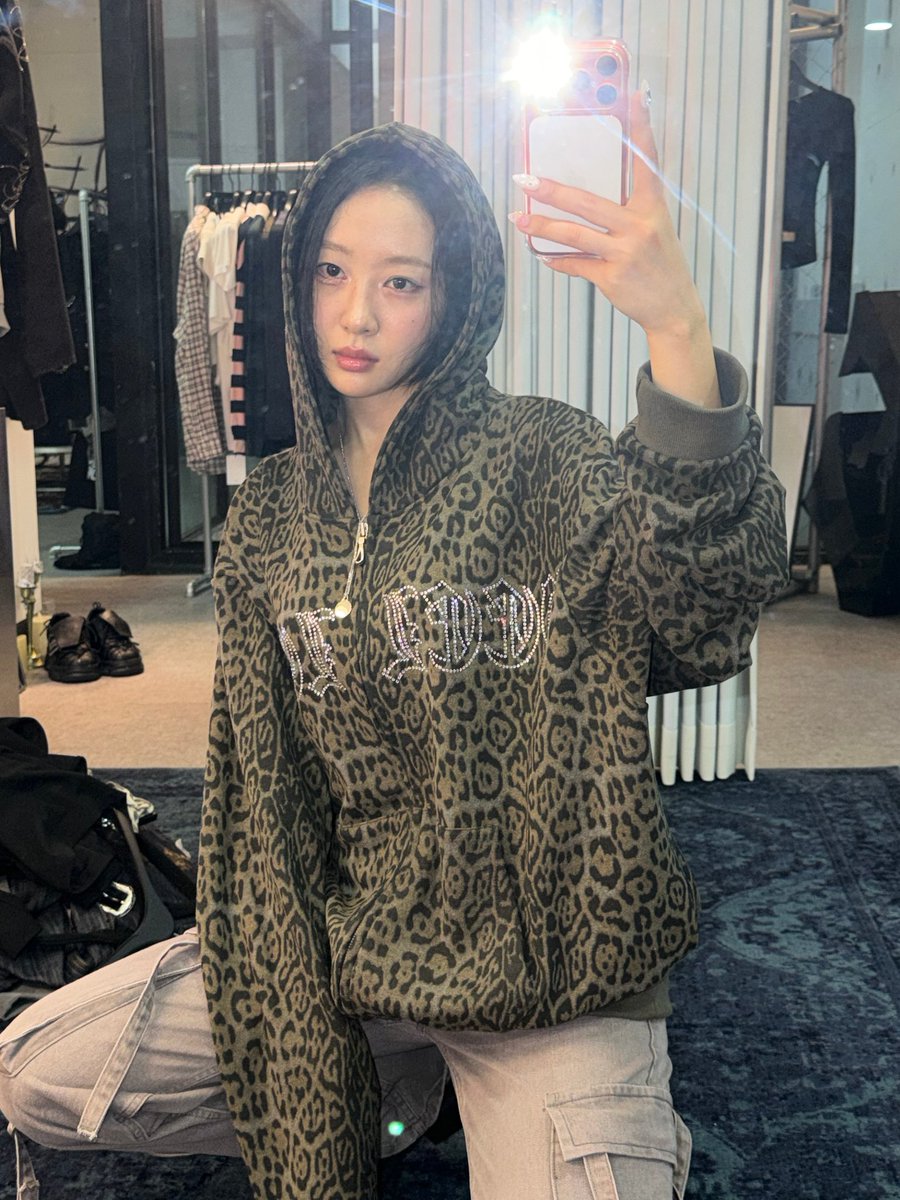 🐰📮 250925 [1:10 AM]

+ photo

- night night 🫳🏻

+ photo

- leopard print gal

- goodnighttt

- 🧡🧡🧡🧡🧡🧡🧡🍊