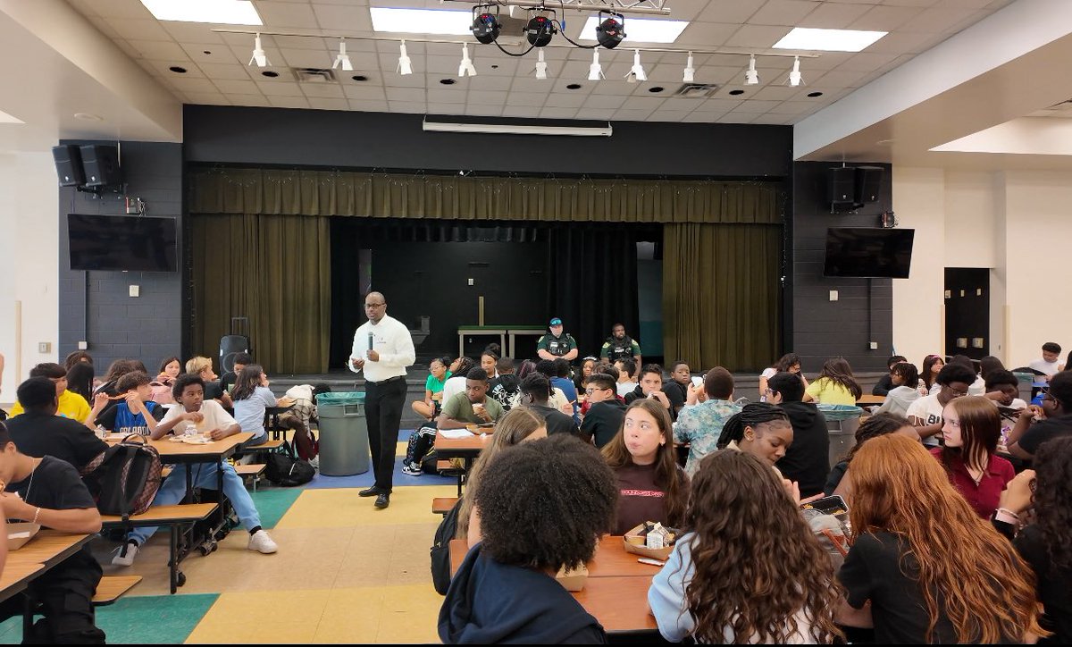 theCWCF's tweet photo. Resiliency Week at Chain of Lakes Middle School
Dr. Chester Wilson spoke to 8th graders about the importance of asking for help &amp; developing the ability to bounce back from challenges.
I encouraged the students to find someone you trust and speak to them. 
#DrWilsonSpeaks https://t.co/rx0ZAg7PDN