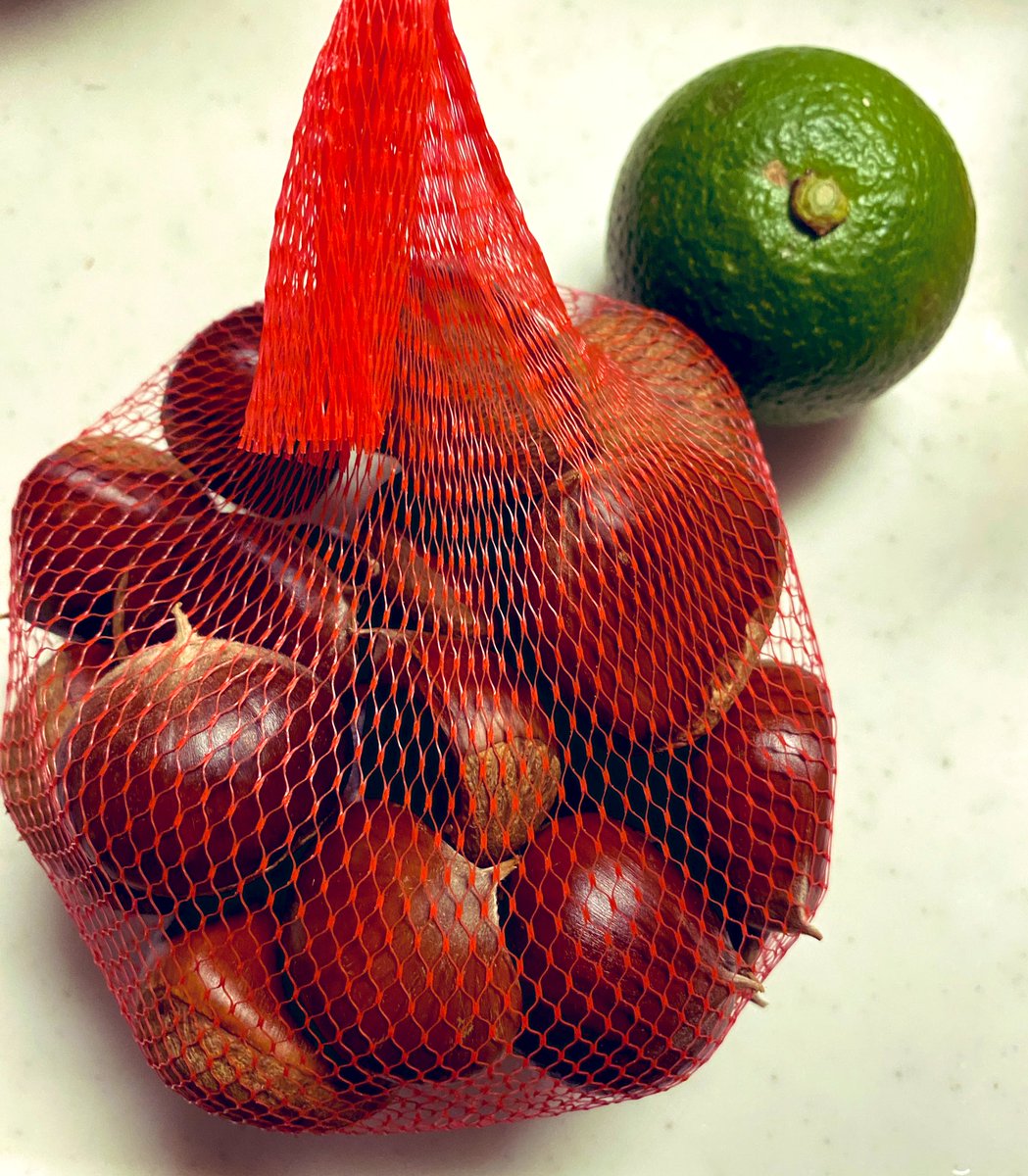 今年のクリ
筑波銀寄。この日は利平が完売。
今年の銀寄は、ホクホクの上品な味。
圧力で蒸して皮を剥いたので、また、いつの間にかDが食べてしまいそうな予感。
カボスも出ていたので秋刀魚にかけて食べました。レモンには無い青い味が旬だわ♡