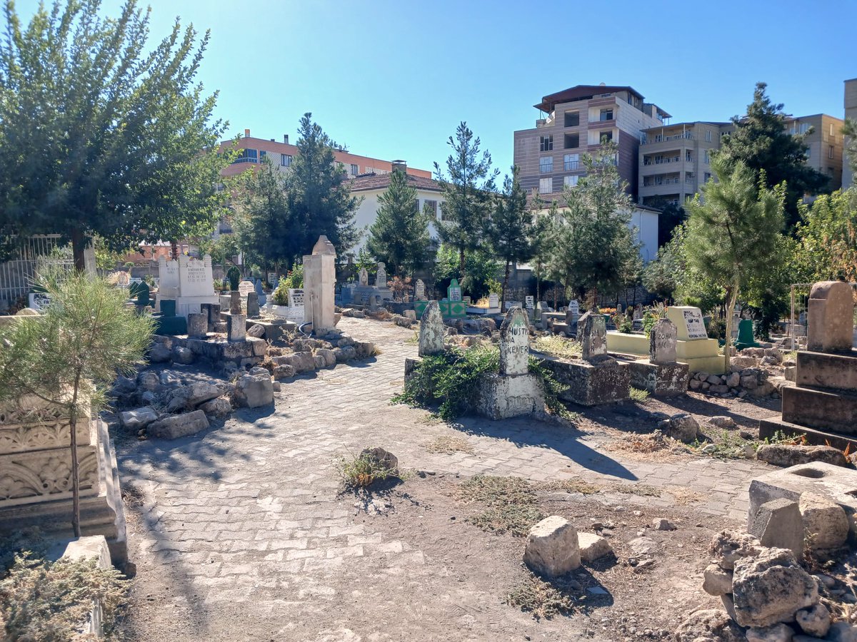 🌸 Li goristanan xebatên paqijkirinê didomin🌿
 
Ekîbên Midûriyeta Goristanan ya şaredariya me li seranserê navenda navçeyê xebatên paqijkirine didomînin. 
 
 🌸Mezarlıklarda temizlik çalışmaları devam ediyor🌿
 
Belediyemiz Mezarlıklar Müdürlüğü ekipleri, ilçe merkezi genelinde