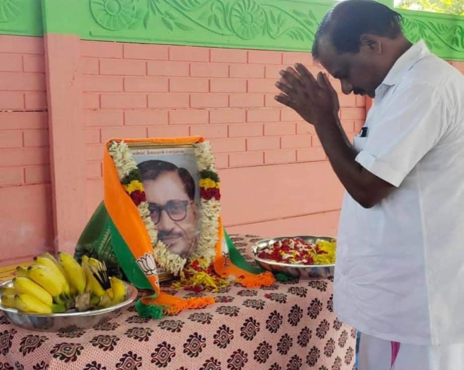 baskarrss's tweet photo. பாரதிய ஜனதா கட்சியின் சித்தாந்த நாயகர் பண்டிட் தீனதயாள் உபாத்யாயா பிறந்த தினம்...

"சிவோ பூத்வா சிவம் யஜேத்"
சிவனை வழிபடுபவர்கள் சிவனாக மாறிவிடுகிறார்கள்...
பண்டிட் தீனதயாள் உபாத்தியாய அவர்களுக்கு புகழஞ்சலிகள்.. https://t.co/tzaq5Kx5Tb