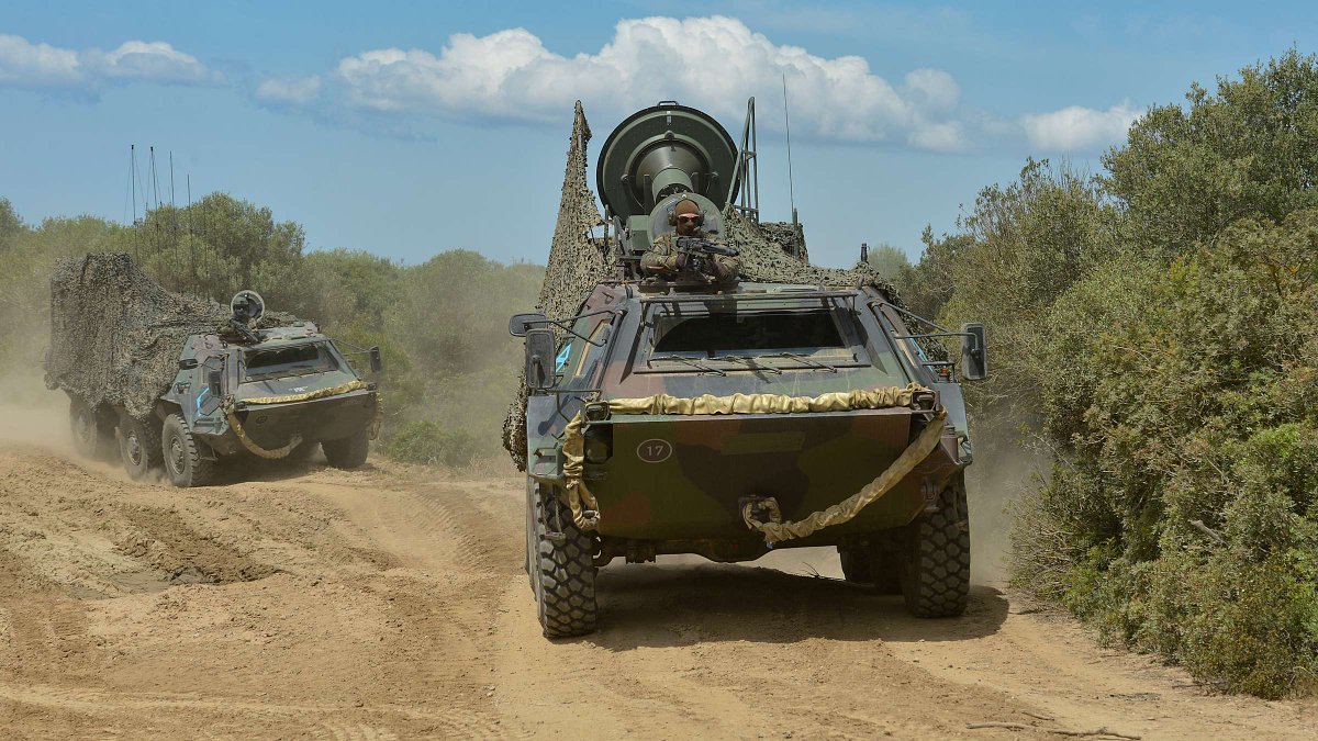 Konflikt_Sicher's tweet photo. Der Elektronische Kampf (#EloKa) umfasst alle militärischen Maßnahmen im elektromagnetischen Spektrum (u.a. Funk, Radar, digitale Kommunikation), um feindliche Systeme zu erkennen/stören/täuschen & Infos zu gewinnen sowie eigene Systeme zu schützen.
👉🏻https://t.co/D4aUTGO9oM https://t.co/Xix0pUKlWo