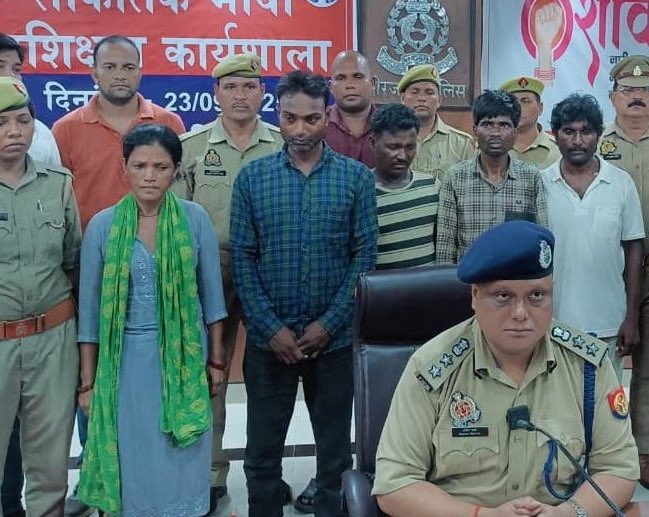 इस चुड़ैल की शक्ल देख कर थूकने का मन कर रहा है इसके ऊपर😡
 गिरफ्तार भी हो चुकी है, और 15 बीघा कबजाई सरकारी जमीन भी चली गई, यूट्यूब चैनल भी बंद अब कोई समाजवादी पार्टी का नेता उनकी सहायता करने नहीं आएगा जिसकी यह गुलामी कर रही थी इनकी शक्ल रोहिंग्या मुस्लिम से मिलती जुलती लग रही है