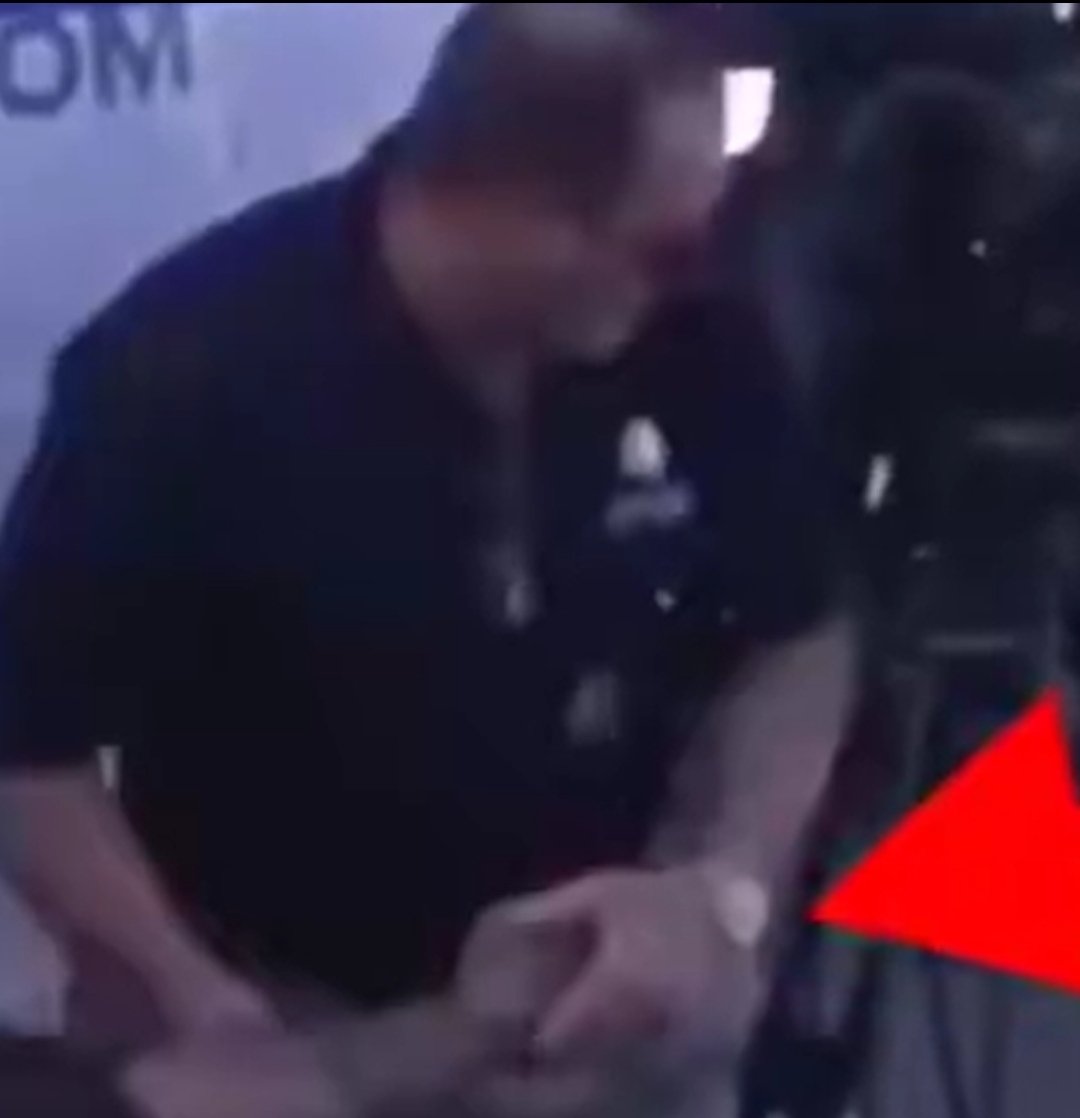 🚨BOMBSHELL REVELATION🚨 

The object that struck Charlie Kirk’s neck matches the color and size of an item seen being discreetly handed off and removed from the crime scene!

<a href="/FBIDirectorKash/">FBI Director Kash Patel</a> , it’s time to prove to America and the world that you’re not compromised.