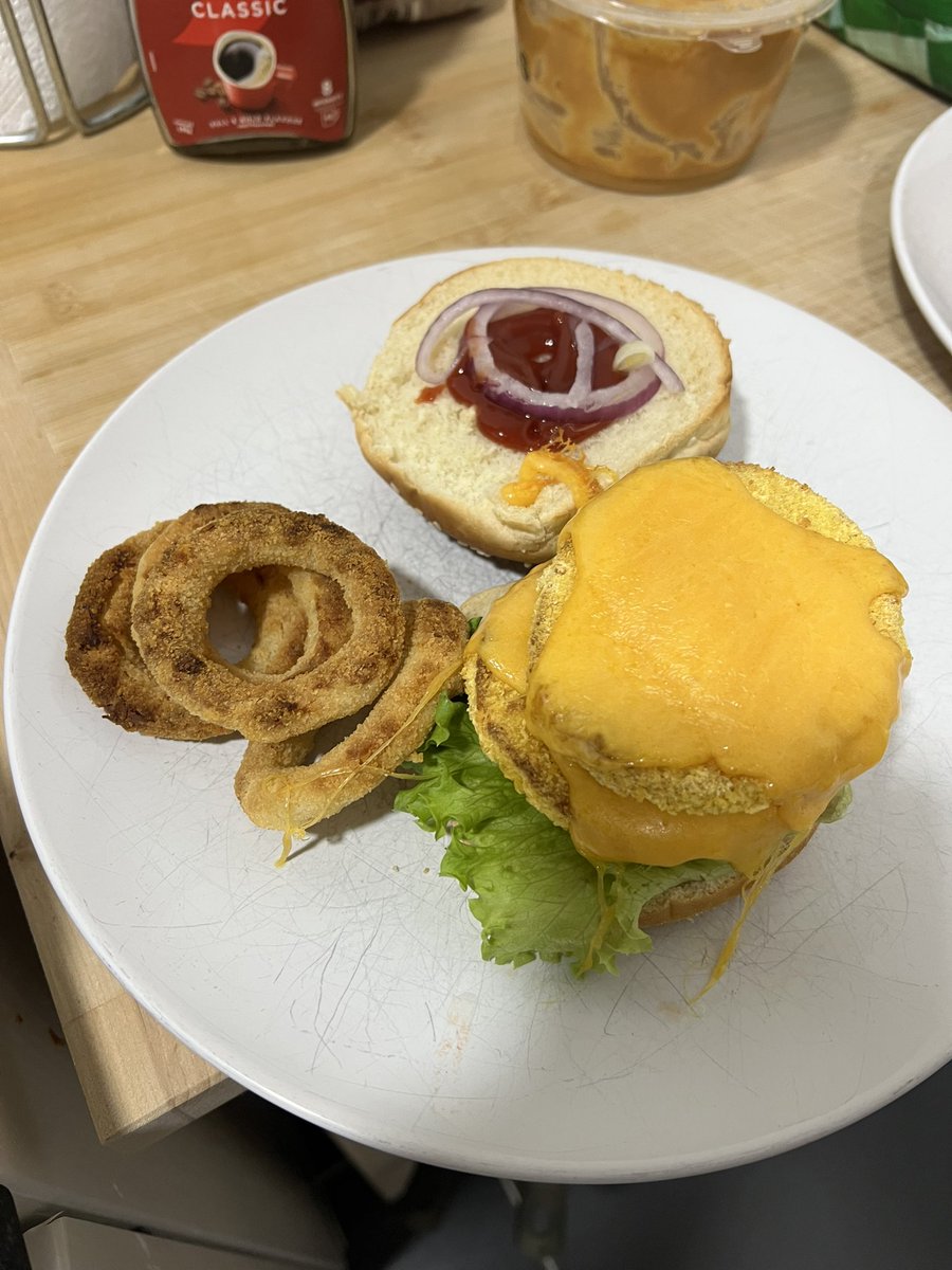 Chicken #Burger 🍔 Feast for today’s supper 😎 Cool &amp; Tasty #Food 👍🏻 #LoveFood #ThursdayMotivation