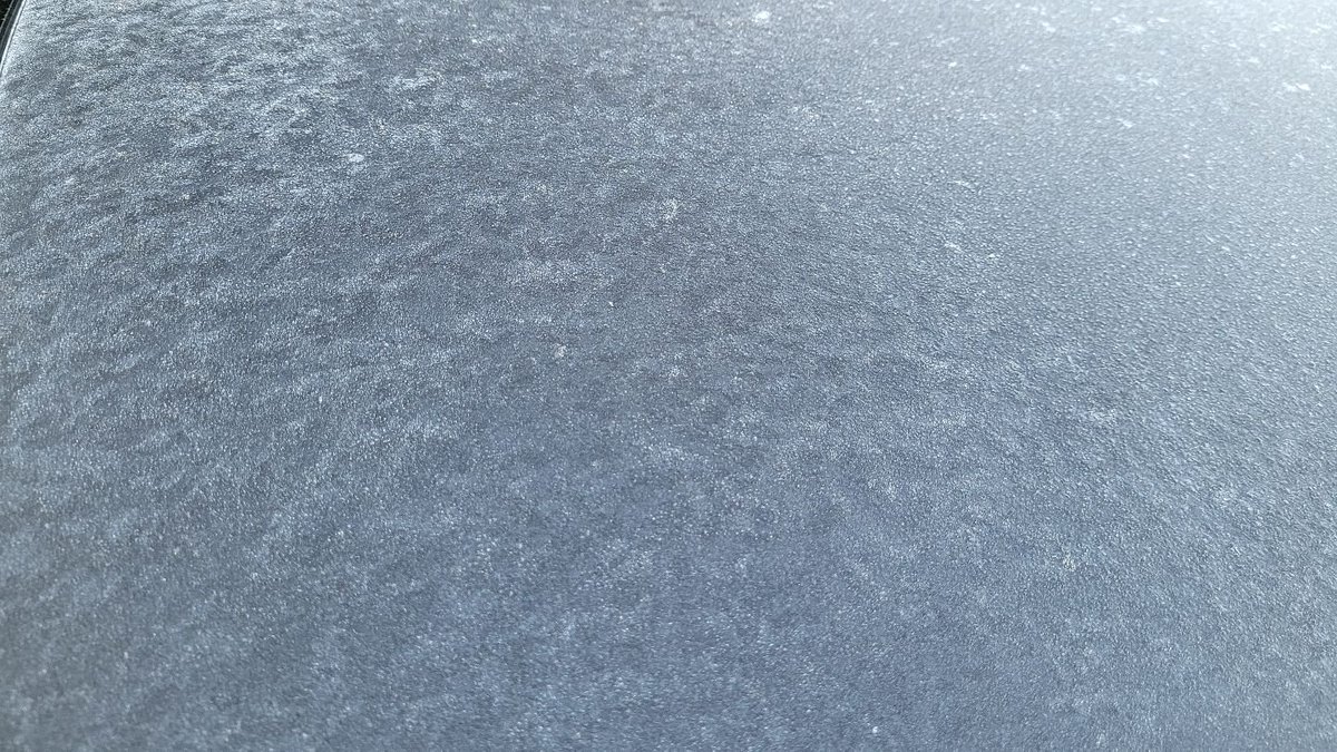 To nie żaden nudny gres tylko szyba, która pokryła się szronek w Otwocku. Fot: Daniel Bartnicki.