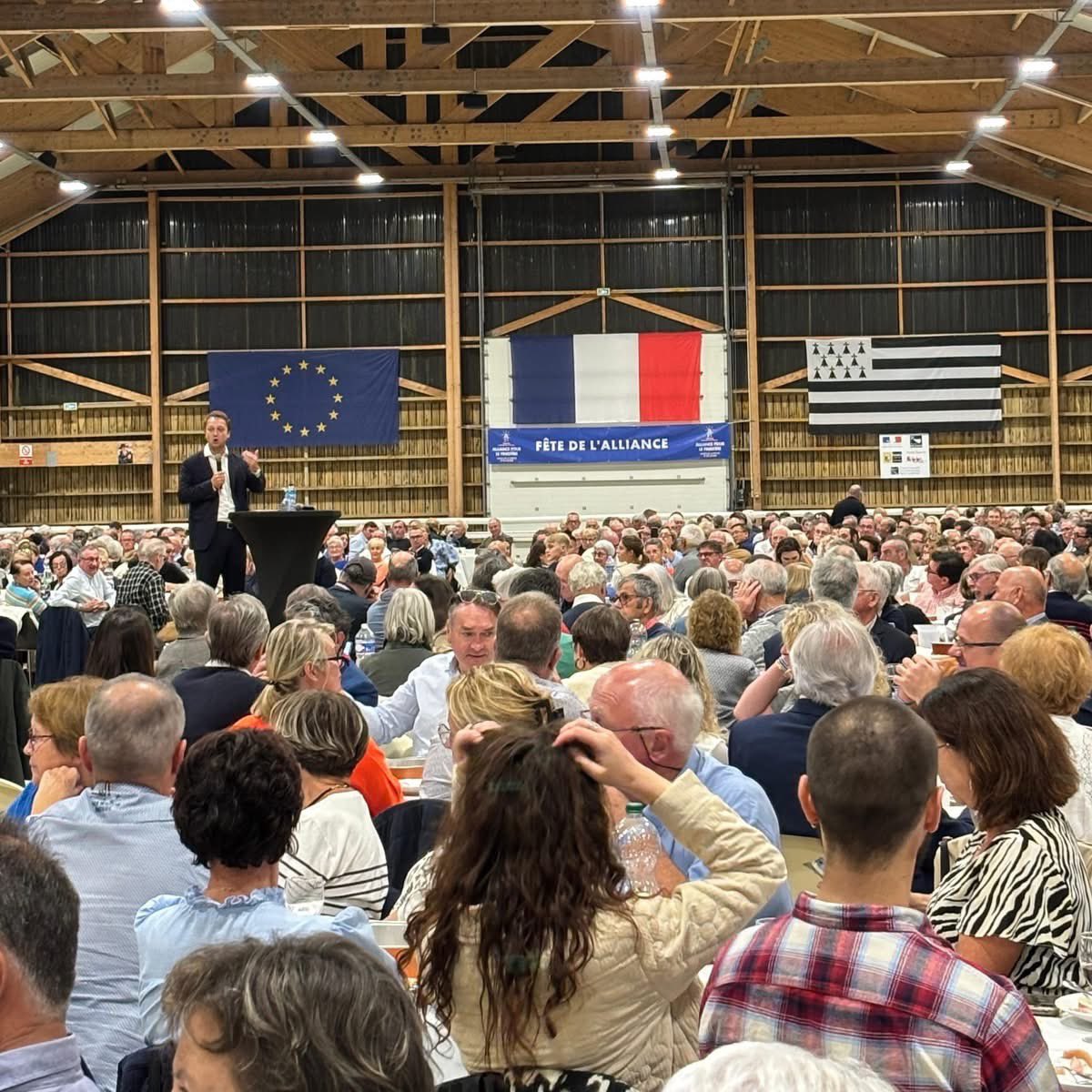 MaeldeCalan's tweet photo. 🇫🇷 Fête de l’Alliance pour le Finistère : 
1 200 personnes réunies à Landivisiau pour soutenir la majorité départementale : un immense merci à vous tous pour votre soutien ! 🚀 https://t.co/lQDSGgBawS