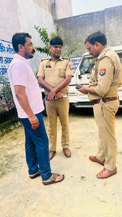 Jitendra Hatwal (@jitendra_hatwal) on Twitter photo आज मेरठ जाने से पहले सहारनपुर के कस्बा छुटमलपुर स्थित निवास पर भी माननीय राष्ट्रीय अध्यक्ष व नगीना से लोकप्रिय सांसद भाई <a href="/BhimArmyChief/">Chandra Shekhar Aazad</a> जी को पुलिस ने डिटेन कर लिया है, जो सरकार की तानाशाही का साफ़ उदाहरण है।
#ReleaseChandrashekharAazad
#ReleaseChandrashekharAazad आज मेरठ जाने से पहले सहारनपुर के कस्बा छुटमलपुर स्थित निवास पर भी माननीय राष्ट्रीय अध्यक्ष व नगीना से लोकप्रिय सांसद भाई <a href="/BhimArmyChief/">Chandra Shekhar Aazad</a> जी को पुलिस ने डिटेन कर लिया है, जो सरकार की तानाशाही का साफ़ उदाहरण है।
#ReleaseChandrashekharAazad
#ReleaseChandrashekharAazad