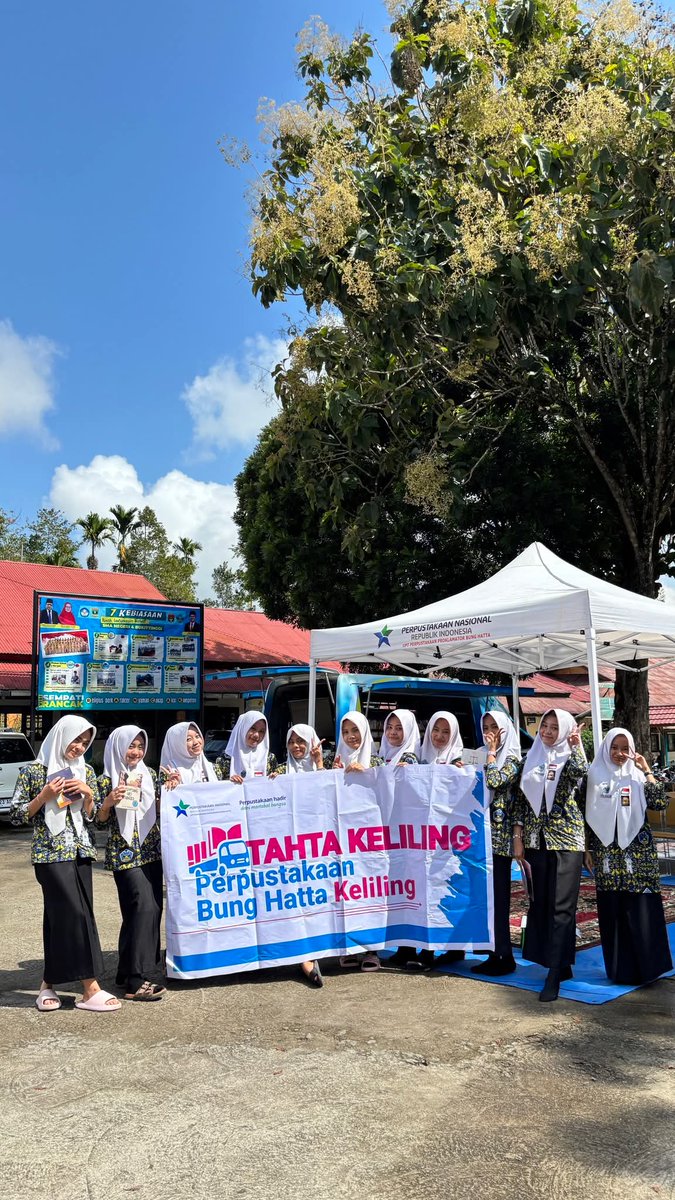 hatta_perpusnas's tweet image. Halo #GenerasiPenerusHatta
Pada Rabu (24/09/2025), Perpustakaan Proklamator Bung Hatta melakukan kegiatan Perpustakaan Bung Hatta Keliling (TAHTA KELILING) dan Book Loan di SMAN 4 bukittinggi.

#PerpustakaanHadirDemiMartabatBangsa #infoperpus #layananppbh #perpustakaannasional