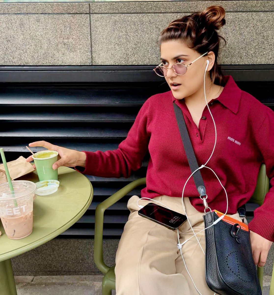 MrigendraSpeaks's tweet image. ये हैं अनन्या बिडला। ईयर बड्स की जगह ईयरफोन यूज
भारत के सबसे बड़े उद्योग घरानों में है एक आदित्य बिड़ला ग्रुप के चैयरमेन कुमार मंगलम बिड़ला की पुत्री और उनके औद्योगिक साम्राज्य की वारिस।
ईयरबड की बजाय ईयरफोन क्यों यूज कर रही हैं ?
जबकि दुनिया का सबसे महंगा ईयरबड खरीद सकती हैं।…