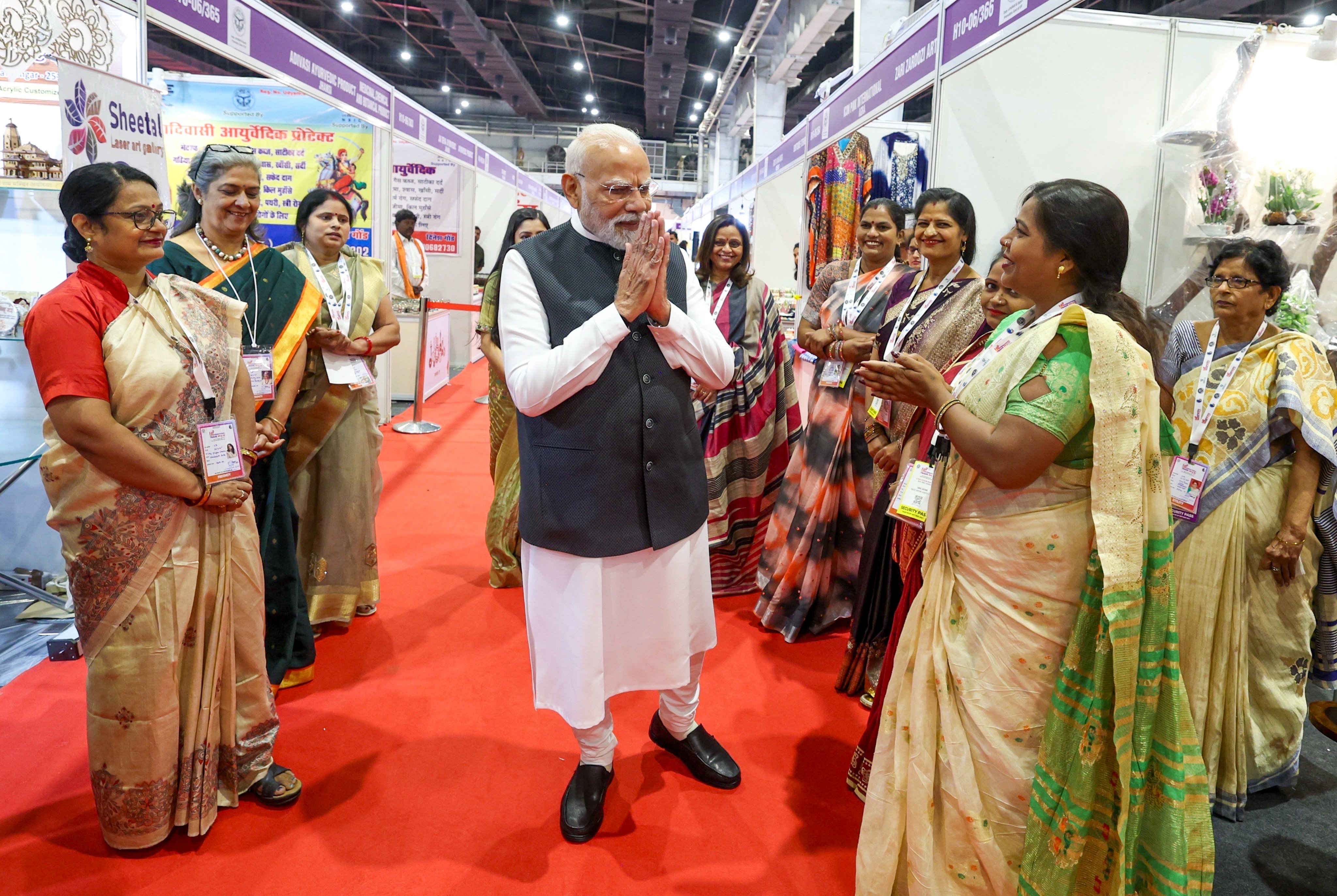 नोएडा में यूपी इंटरनेशनल ट्रेड शो का उद्घाटन, PM मोदी बोले- देश में चिप से लेकर शिप तक बनाएंगे