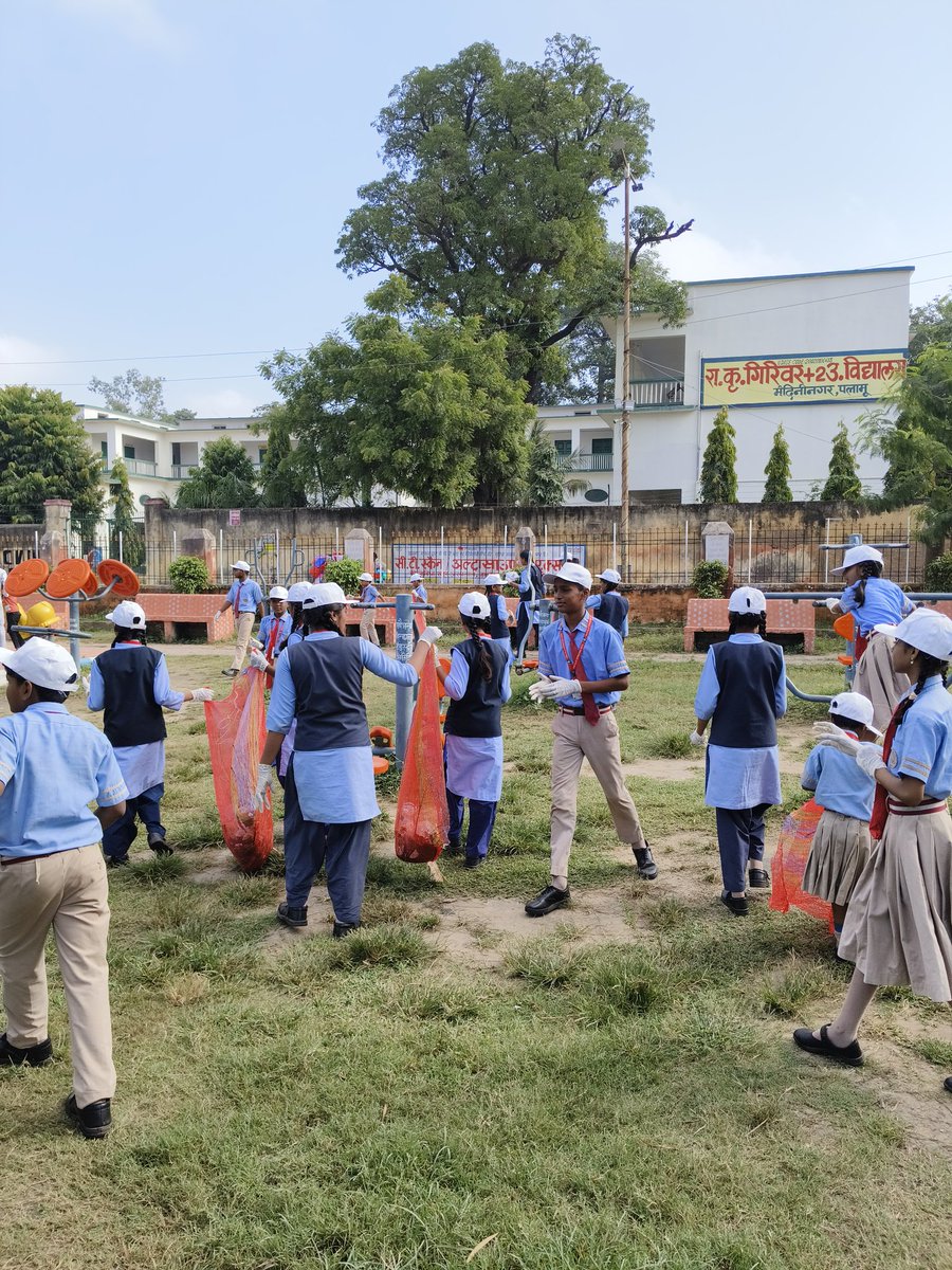 PalamuLibrary's tweet image. दिनाकं 25.09.2025 को मास्टर सोबरन मांझी जिला पुस्तकालय,पलामू के सदस्यों, नगर निगम , मेदिनीनगर तथा स्कूल के छात्रों के साथ शहर के कोयल नदी के किनारे स्वच्छता ही सेवा कार्यक्रम - एक दिन, एक घंटा, एक साथ अधीन श्रम दान स्वच्छता अभियान कार्यक्रम में सम्मिलित हुए ।