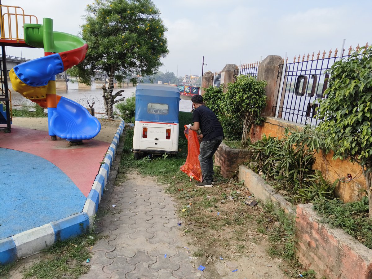 PalamuLibrary's tweet image. दिनाकं 25.09.2025 को मास्टर सोबरन मांझी जिला पुस्तकालय,पलामू के सदस्यों, नगर निगम , मेदिनीनगर तथा स्कूल के छात्रों के साथ शहर के कोयल नदी के किनारे स्वच्छता ही सेवा कार्यक्रम - एक दिन, एक घंटा, एक साथ अधीन श्रम दान स्वच्छता अभियान कार्यक्रम में सम्मिलित हुए ।