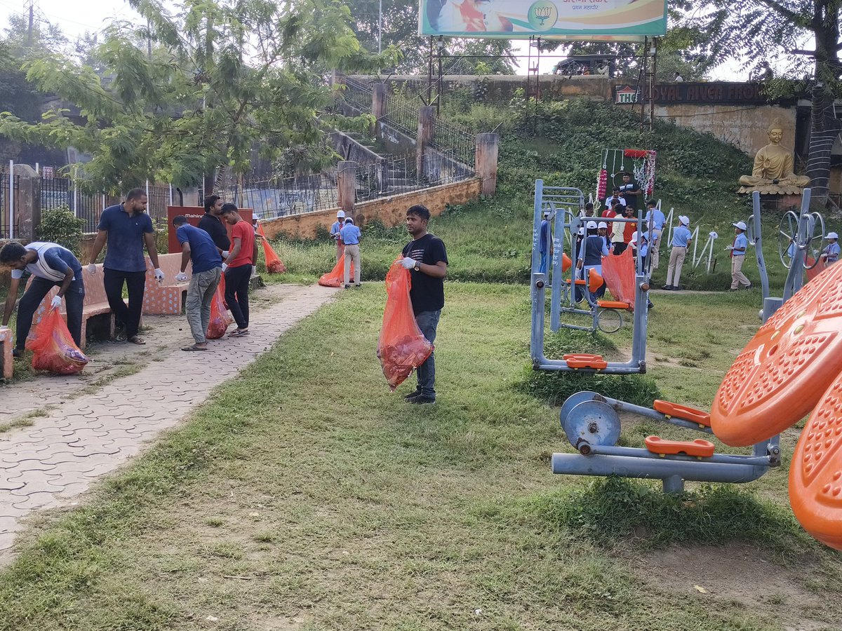 PalamuLibrary's tweet image. दिनाकं 25.09.2025 को मास्टर सोबरन मांझी जिला पुस्तकालय,पलामू के सदस्यों, नगर निगम , मेदिनीनगर तथा स्कूल के छात्रों के साथ शहर के कोयल नदी के किनारे स्वच्छता ही सेवा कार्यक्रम - एक दिन, एक घंटा, एक साथ अधीन श्रम दान स्वच्छता अभियान कार्यक्रम में सम्मिलित हुए ।