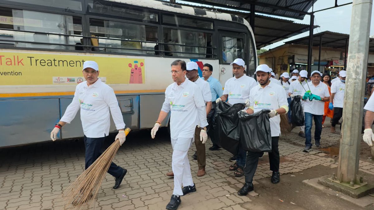 Rashtra_TV's tweet image. स्वच्छता ही सेवा 2025 अभियान के तहत पणजी KTC बस स्टैंड पर बड़े पैमाने पर सफाई अभियान हुआ।
शहरी विकास मंत्री विश्‍वजीत राणे ने इसमें भाग लेकर लोगों को सफाई का संदेश दिया।
#SwachhataHiSeva2025 #CleanGoa #Panaji #KTCCleanlinessDrive #GoaUpdates #vishwajitrane

@dip_goa @goacm