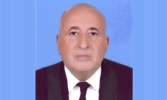 جسٹس طارق محمود جہانگیری نے سندھ ہائیُکورٹ میں روسٹرم پر کھڑے ہو کر اللہ تعالیٰ کو حاظر ناظر جان کر اعلان کر دیا کہ اُنکی ڈگری اصلی ہے اور انہوں نے خود امتحانات دئیے۔ 

جسٹس جہانگیری نے کہاکہ مجھے اس کیس میں فریق بننے کا موقعہ دیا جائے، میں اللہ اور اُسکے نبی کی قسم کھا کر کہتا