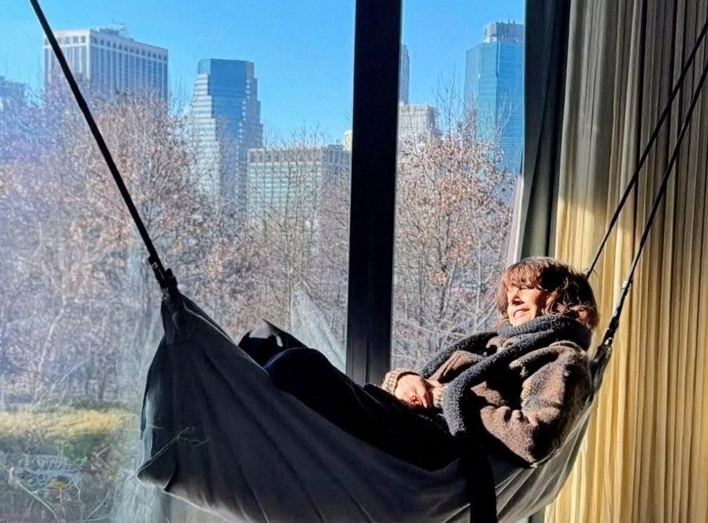 LynneRaaflaub's tweet image. I wonder if Jennifer carries a hammock in her knapsack?🤔🎒 #ThursdayThoughts