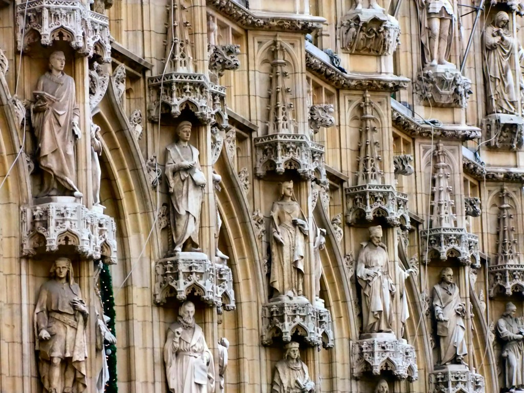 Le point commun entre Victor Hugo et l’Hôtel de Ville de Louvain ?

Lors de sa visite en 1852, Victor Hugo fut frappé par les niches vides de la façade gothique.

Dans une lettre, il lança un appel au conseil communal : « Meublez les niches ! »

Quelques années plus tard, au