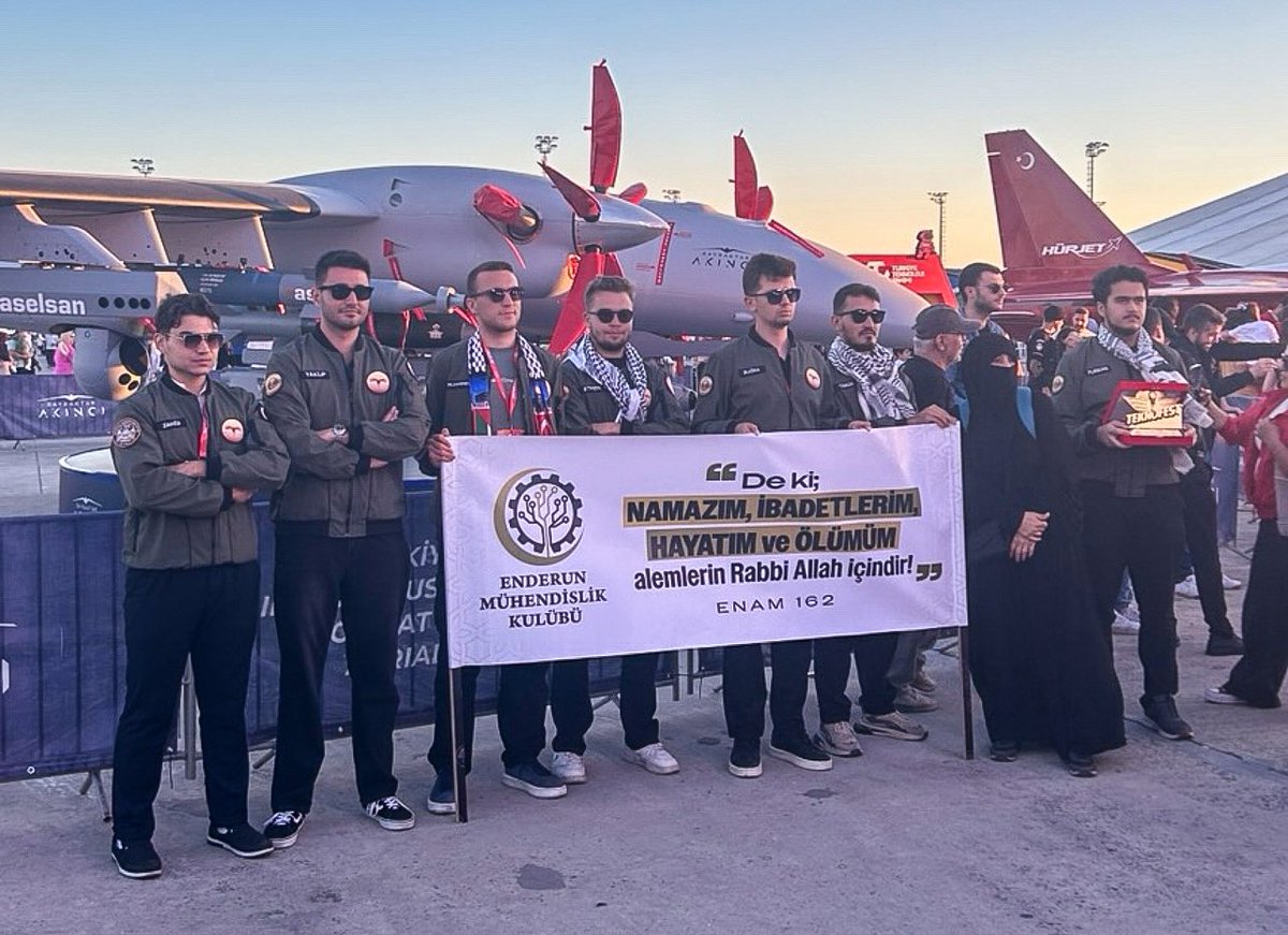 “De ki: Namazım, ibadetlerim, hayatım ve ölümüm, âlemlerin Rabbi Allah içindir.”

TEKNOFEST Roket Yarışması’nda birinci olan kulübün afişi.