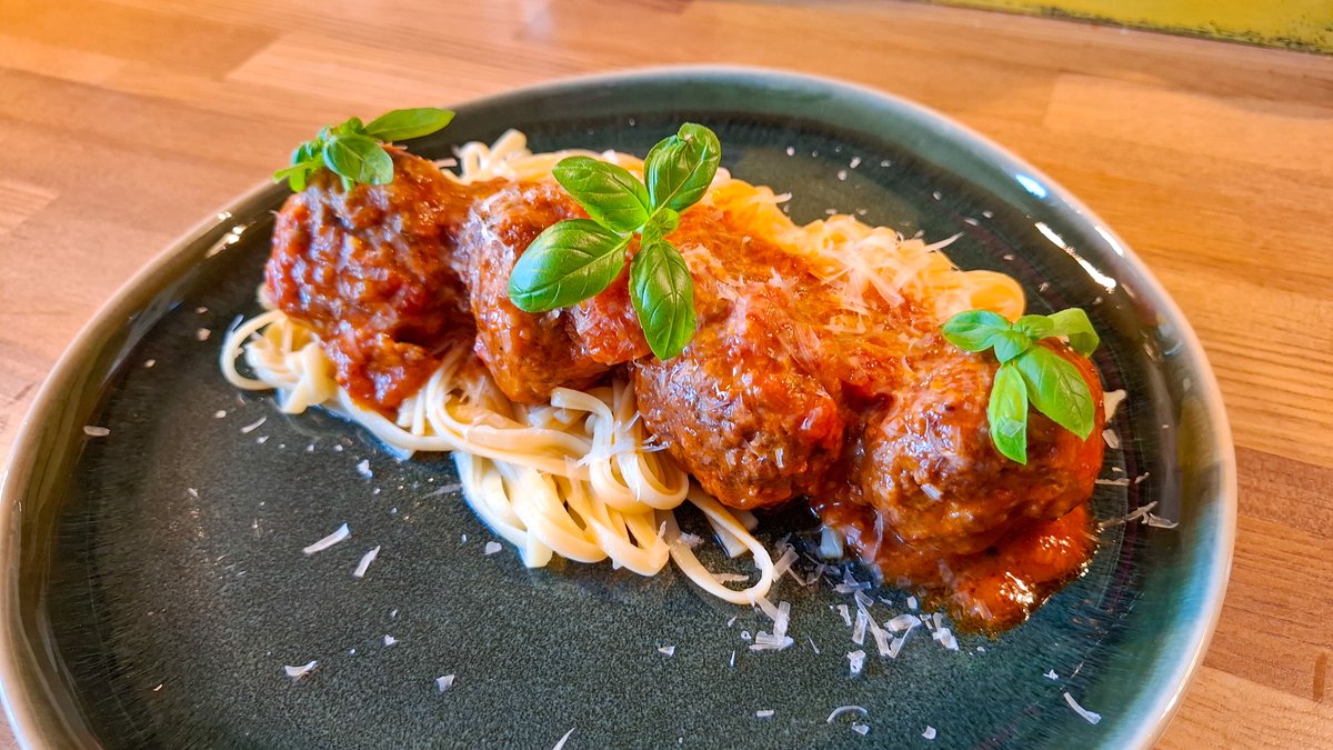 cybercannibal's tweet image. Draugi, šodien pagatavosim sātīgās GAĻAS BUMBIŅAS tomātu/kokosriekstu mērcē!

Vēl pagatavosim Balkānu maizi LEPINJU un super vienkāršu, bet nereāli gardu BANĀNU/ ŠOKOLĀDES kūku.

Priecāšos par LIKE un SHARE – tas man ĻOTI palīdz!

Ķeramies klāt!

⇩⇩