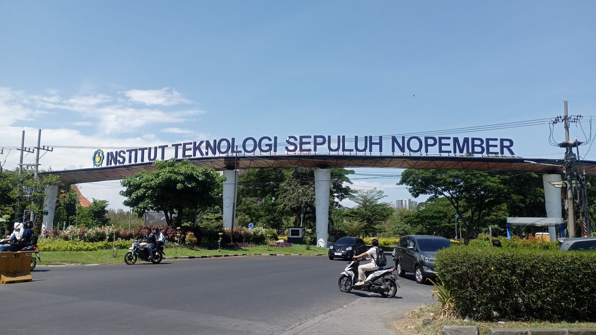 chaaraynnn's tweet photo. Ceritanya nyasar. Dari unair kampus b mau ke unesa ktt. Aku gatau kalo ternyata rute bus trans semanggi adanya ke unesa liwet. Gatau juga mau transit dari mana ke mana. Bener2 plonga plongo. Akhirnya helpernya bilang transit di sini. Terus yaudah terdampar di my first love :') https://t.co/FBW27IKT7P