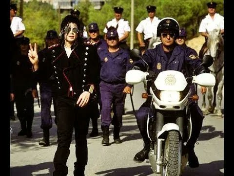 Buenos días. 
Tal día como hoy, se podía ver al mismísimo Michael Jackson así por las calles de Madrid.
Entra y te cuento el motivo junto con el resto de detalles que nos ha dejado este 25 de septiembre. 
demadridalanube.com/2024/09/efemer…