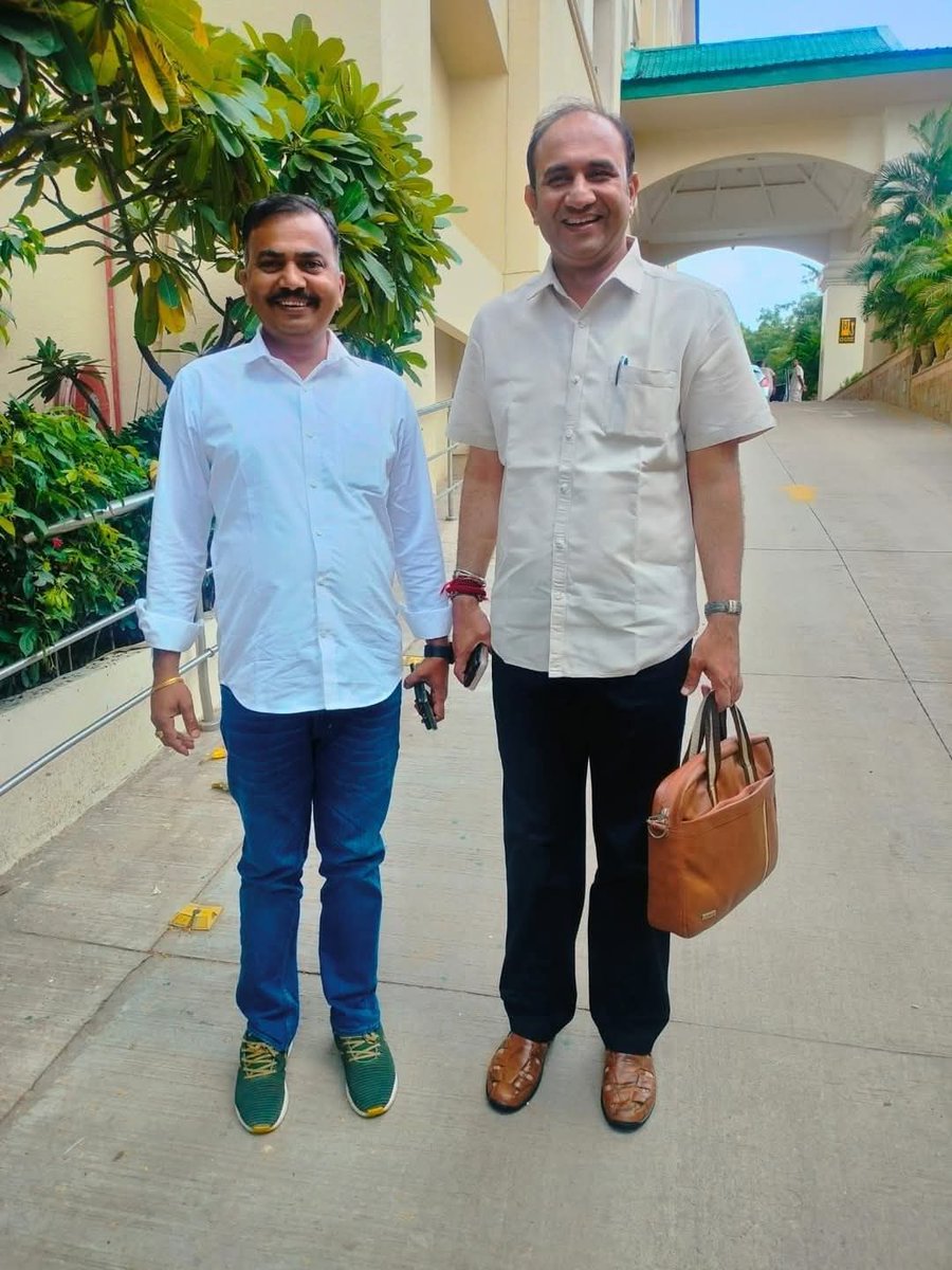 रानीवाड़ा विधायक रतन देवासी जी को जन्मदिन की हार्दिक बधाई शुभकामनाएँ ।
मैं ईश्वर से आपके उत्तम स्वास्थ्य एवं दीर्घायु जीवन की प्रार्थना करता हूं और साथ ही आशा करता हूँ की आप राजनीतिक  एवं सामाजिक जीवन में उच्च आदर्श स्थापित करे ।