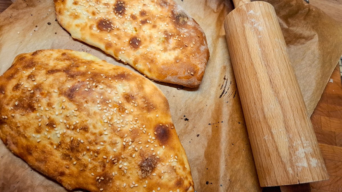 cybercannibal's tweet image. Draugi, šodien pagatavosim sātīgās GAĻAS BUMBIŅAS tomātu/kokosriekstu mērcē!

Vēl pagatavosim Balkānu maizi LEPINJU un super vienkāršu, bet nereāli gardu BANĀNU/ ŠOKOLĀDES kūku.

Priecāšos par LIKE un SHARE – tas man ĻOTI palīdz!

Ķeramies klāt!

⇩⇩