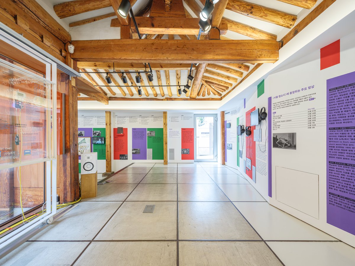 서울시립백남준을기억하는집 #메가트론랩소디 서울시립 백남준을 기억하는 집 상설전 《메가트론 랩소디》에서는 관객 참여가 가능한 프로토룸  〈0.000001 기가바이트 매터 매터스〉가 전시 중입니다. 🔗https://t.co/auNvnBDbpK