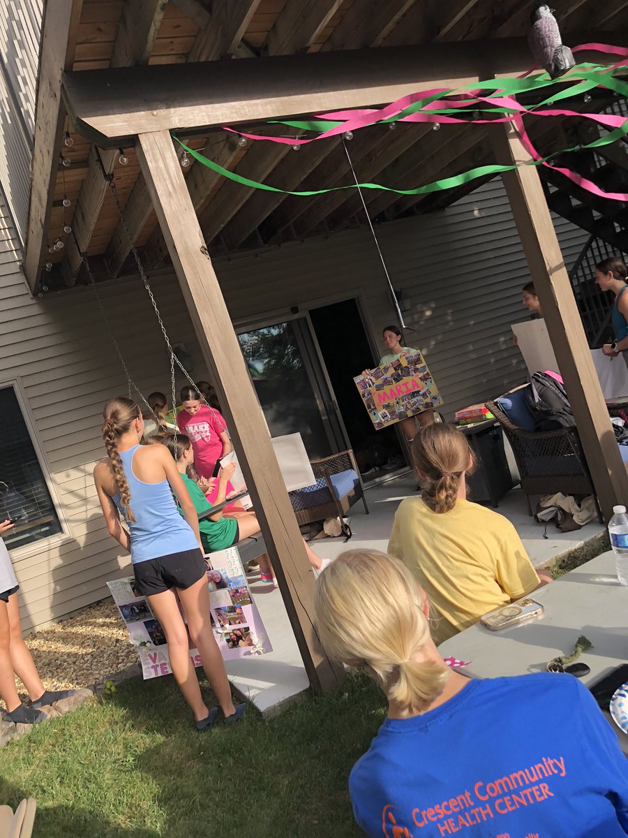 Celebrating our seniors again at the team dinner!!  💚💛🐎 thank you Eva’s family for hosting us!!