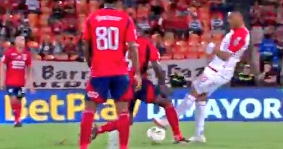 MELENDEZ MAL
En el <a href="/DIM_Oficial/">DIM</a> vs <a href="/SantaFe/">Independiente Santa Fe</a> el VAR llamó  al árbitro Melendez para la mano de Meli del Cardenal que NO dio, ERA PENAL (posición antinatural) tambien  expulsó mal a Moreno de Santa Fe, jugó primero el balón NO era segunda amarilla. La roja de Leon del DIM fue justa