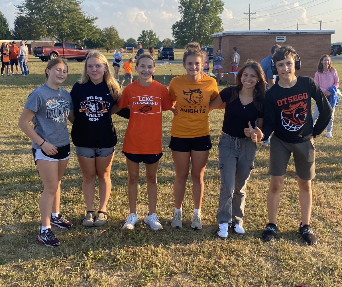 OtsegoKnightsCC's tweet photo. Great work volunteering by our high school and junior high teams today as part of the team unloaded apples for the 1st Big Peel in Grand Rapids and the rest warmed up and cheered on our youth team at Eastwood. Special shoutout to Austyn for doing both! https://t.co/SVIFxBJ4i1