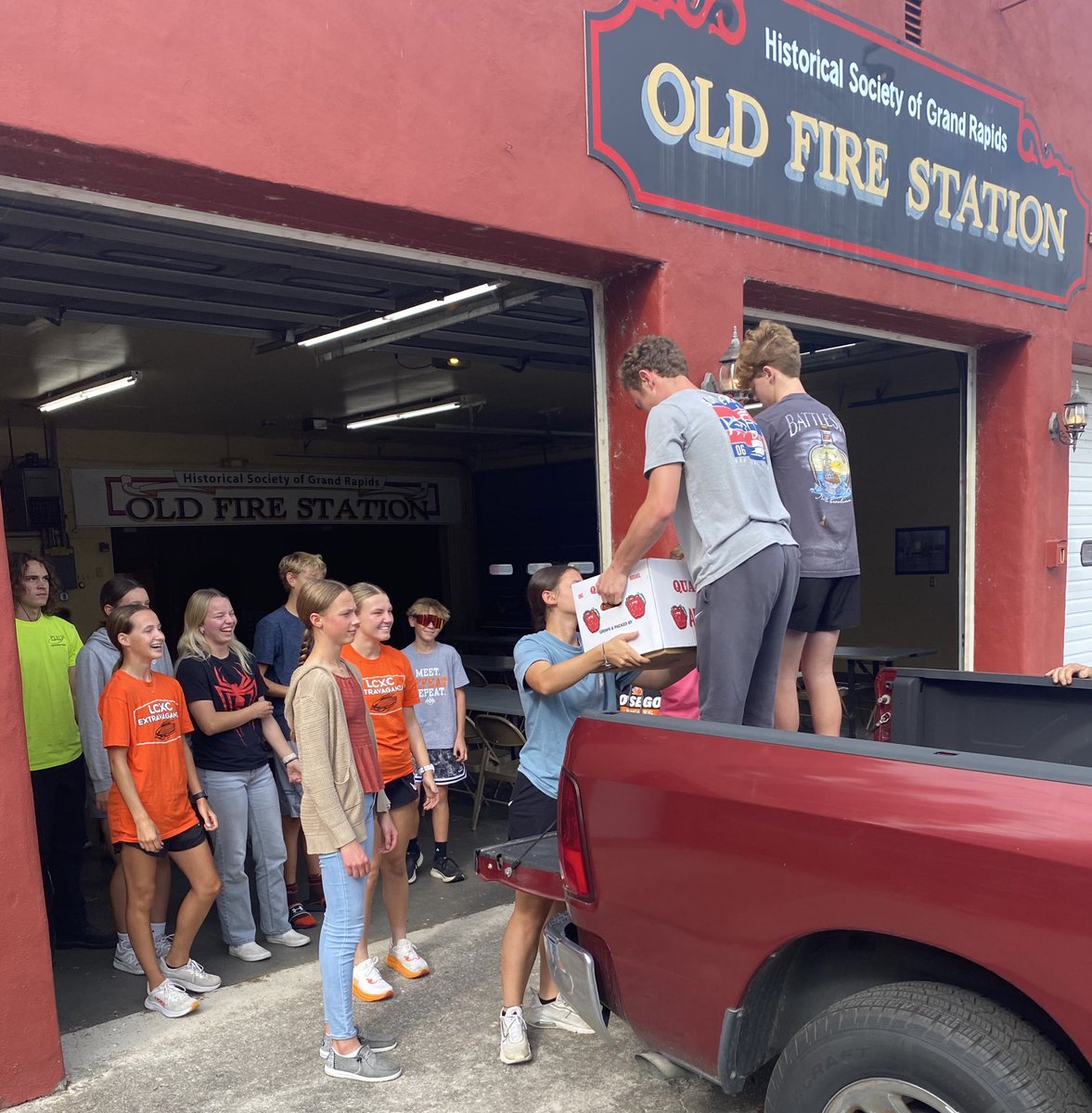 OtsegoKnightsCC's tweet photo. Great work volunteering by our high school and junior high teams today as part of the team unloaded apples for the 1st Big Peel in Grand Rapids and the rest warmed up and cheered on our youth team at Eastwood. Special shoutout to Austyn for doing both! https://t.co/SVIFxBJ4i1